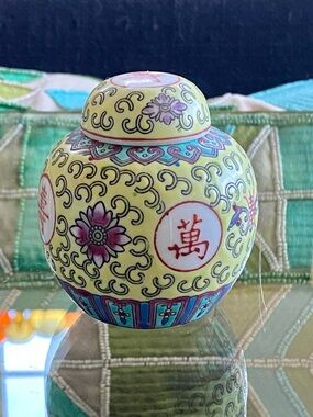 VTG Chinese Famille Yellow Dynasty Ginger Jar Jingdezhen Mun Shou Longevity